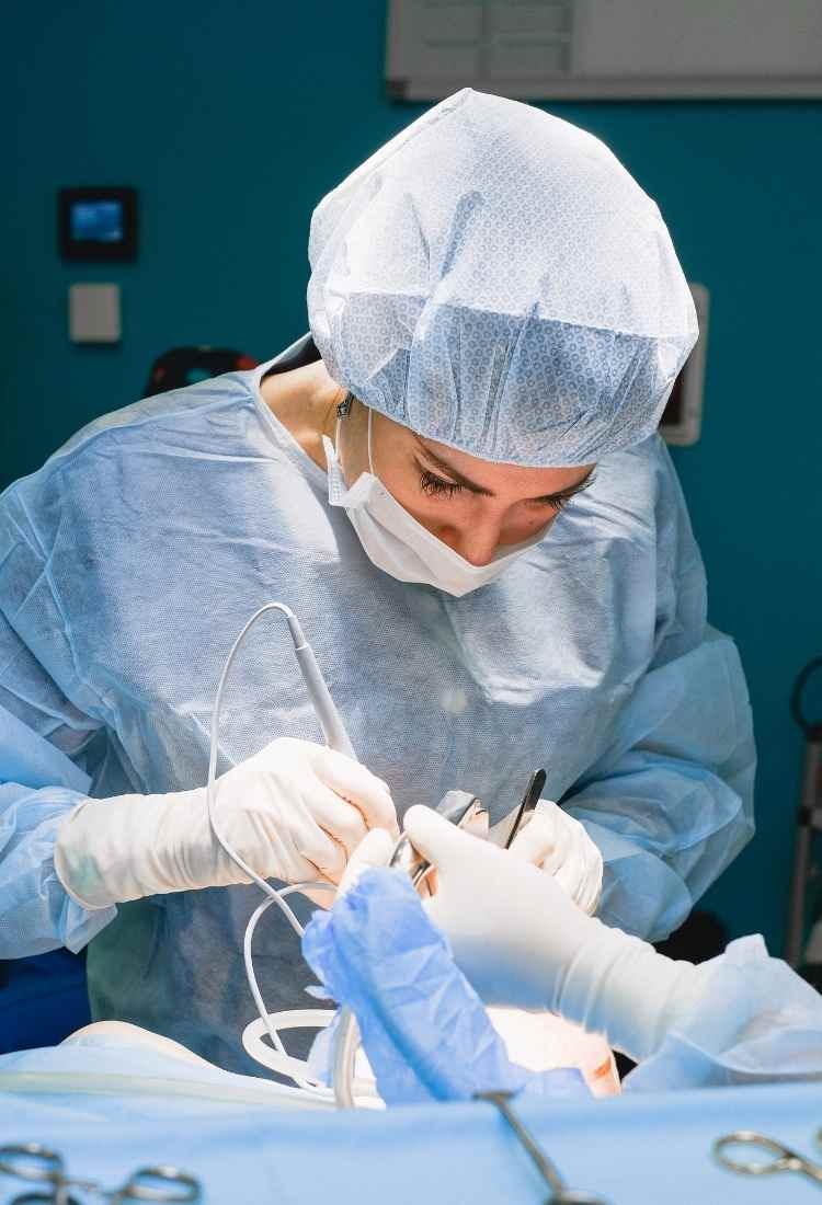 How does Cayra Clinic cater to international patients with language support?